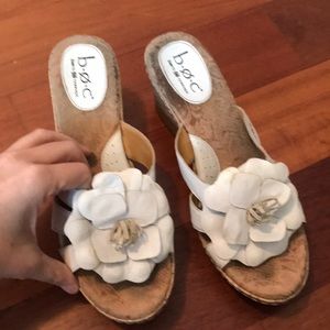 boc wedges with flowers